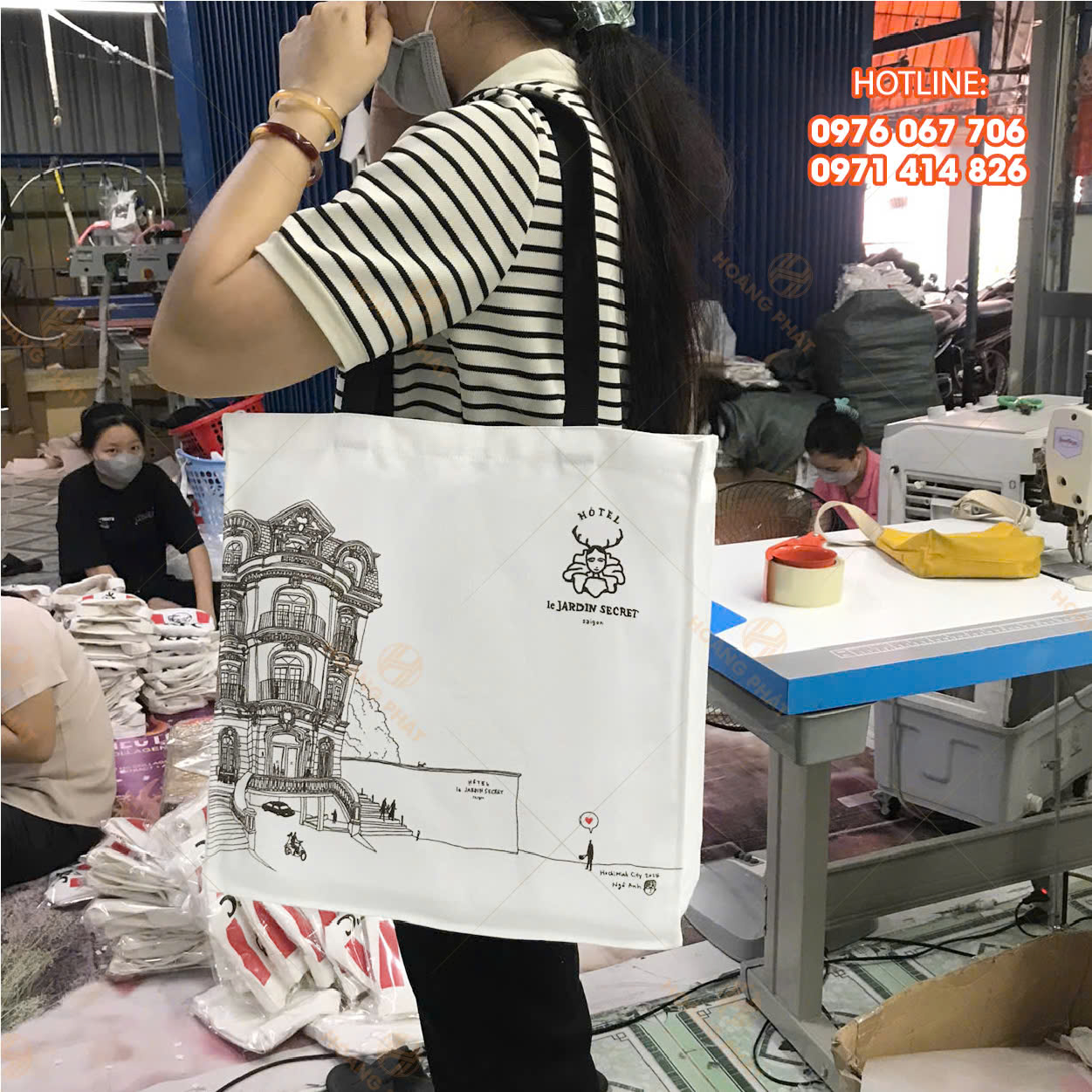 Túi đeo chéo canvas cỡ lớn 29 tui canvas co lon le jardin secret saigon